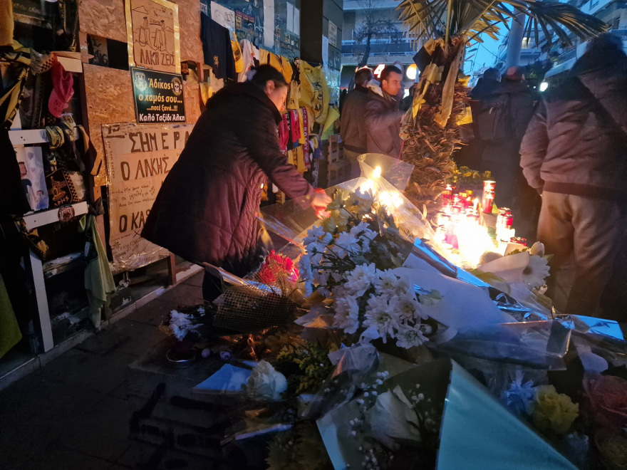Δολοφονία Άλκη Καμπανού: Φόρος τιμής έναν χρόνο μετά - Κεράκια και λουλούδια στο σημείο της επίθεσης 
