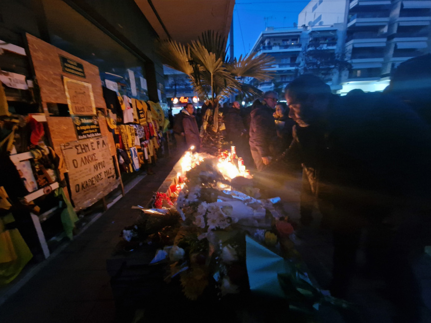 Δολοφονία Άλκη Καμπανού: Φόρος τιμής έναν χρόνο μετά - Κεράκια και λουλούδια στο σημείο της επίθεσης 