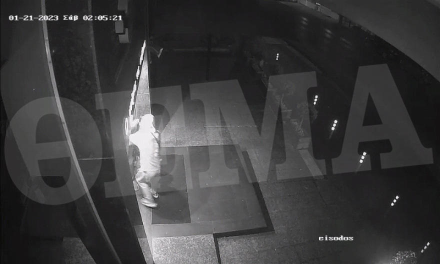 Κηφισιά: Διαρρήκτες εισβάλλουν σε φούρνο και φεύγουν με το χρηματοκιβώτιο - Βίντεο ντοκουμέντο