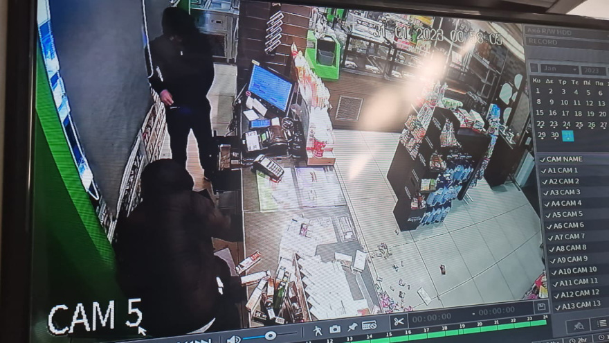 Θεσσαλονίκη - Βίντεο-ντοκουμέντο: Ένοπλη ληστεία σε κατάστημα take away με λεία 2.500 ευρώ