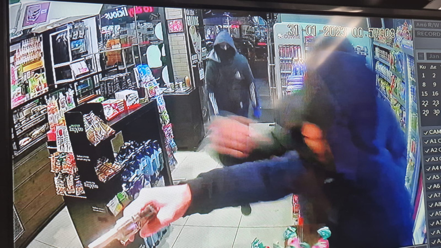 Θεσσαλονίκη - Βίντεο-ντοκουμέντο: Ένοπλη ληστεία σε κατάστημα take away με λεία 2.500 ευρώ