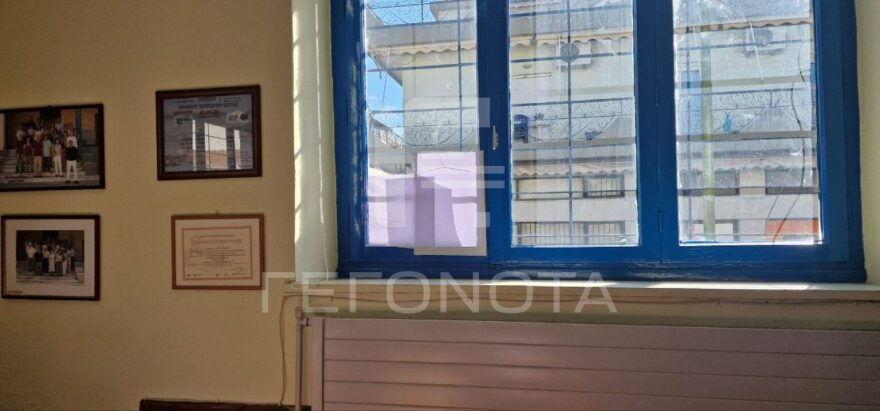 Βόλος: «Έφοδος» συμμορίας 20 νεαρών κουκουλοφόρων με καδρόνια σε σχολεία (φωτογραφίες)