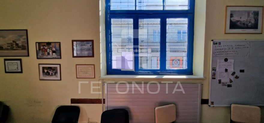 Βόλος: «Έφοδος» συμμορίας 20 νεαρών κουκουλοφόρων με καδρόνια σε σχολεία (φωτογραφίες)