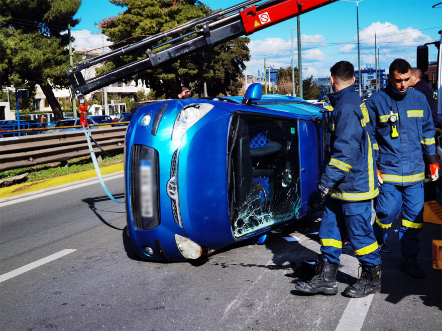 Κίνηση στους δρόμους: Τροχαίο επί της Κηφισίας στο ύψος Χαλανδρίου - Αναποδογύρισε αυτοκίνητο 