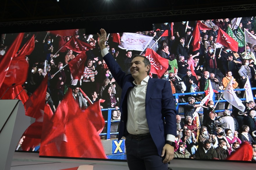 Τσίπρας: «Δημοκρατία ή Μητσοτάκης» – Καρφιά σε Ανδρουλάκη