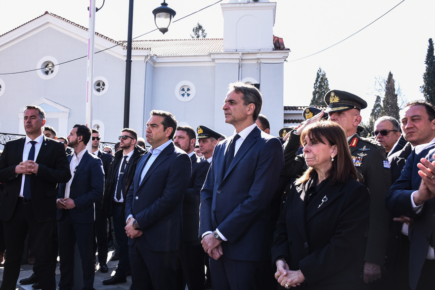 Δάκρυα από Σακελλαροπούλου, Μητσοτάκη, Παναγιωτόπουλο, Χαρδαλιά και Τσίπρα στην κηδεία του Τουρούτσικα - Βίντεο