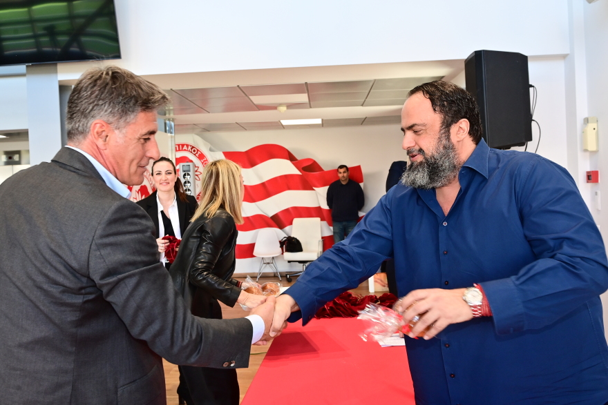 Παρουσία Μαρινάκη έκοψε την πίτα του ο Ολυμπιακός - «Στο χέρι μας το νταμπλ» δήλωσε ο πρόεδρος της ΠΑΕ - Δείτε βίντεο 