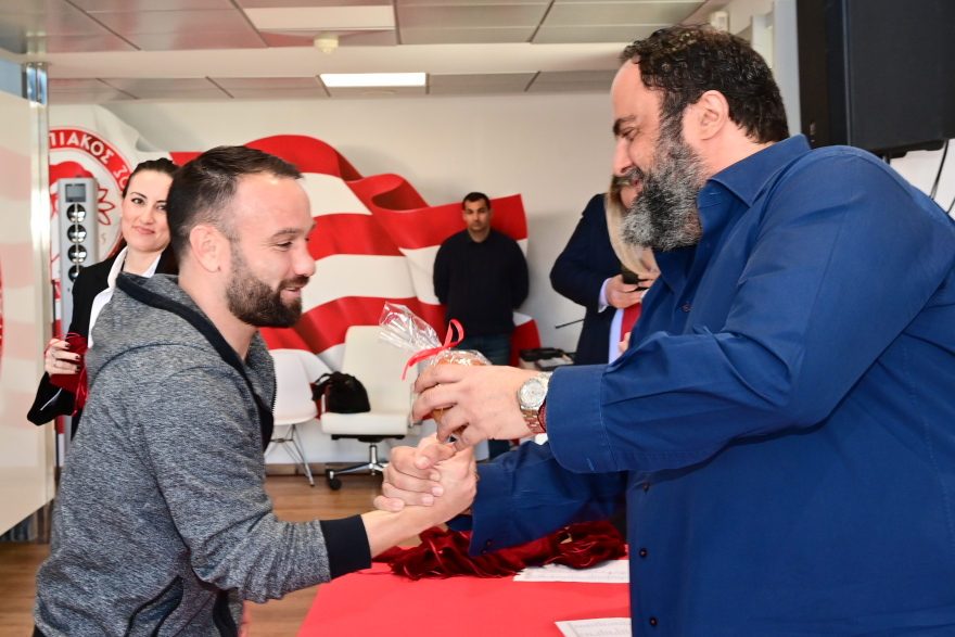 Παρουσία Μαρινάκη έκοψε την πίτα του ο Ολυμπιακός - «Στο χέρι μας το νταμπλ» δήλωσε ο πρόεδρος της ΠΑΕ - Δείτε βίντεο 