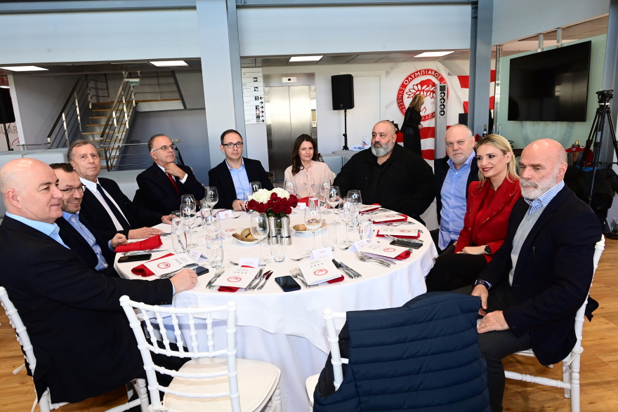 Παρουσία Μαρινάκη έκοψε την πίτα του ο Ολυμπιακός - «Στο χέρι μας το νταμπλ» δήλωσε ο πρόεδρος της ΠΑΕ - Δείτε βίντεο 