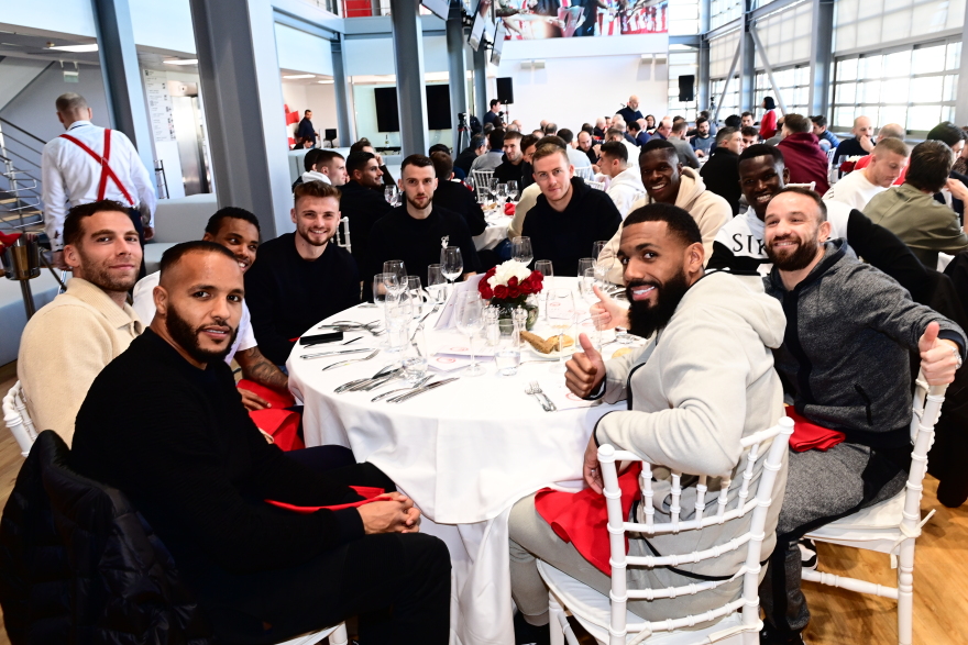 Παρουσία Μαρινάκη έκοψε την πίτα του ο Ολυμπιακός - «Στο χέρι μας το νταμπλ» δήλωσε ο πρόεδρος της ΠΑΕ - Δείτε βίντεο 