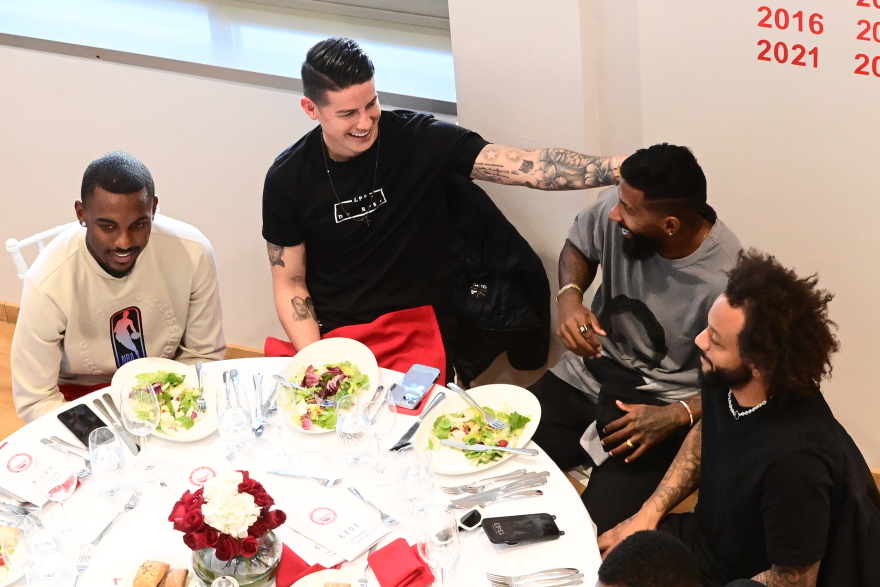 Παρουσία Μαρινάκη έκοψε την πίτα του ο Ολυμπιακός - «Στο χέρι μας το νταμπλ» δήλωσε ο πρόεδρος της ΠΑΕ - Δείτε βίντεο 