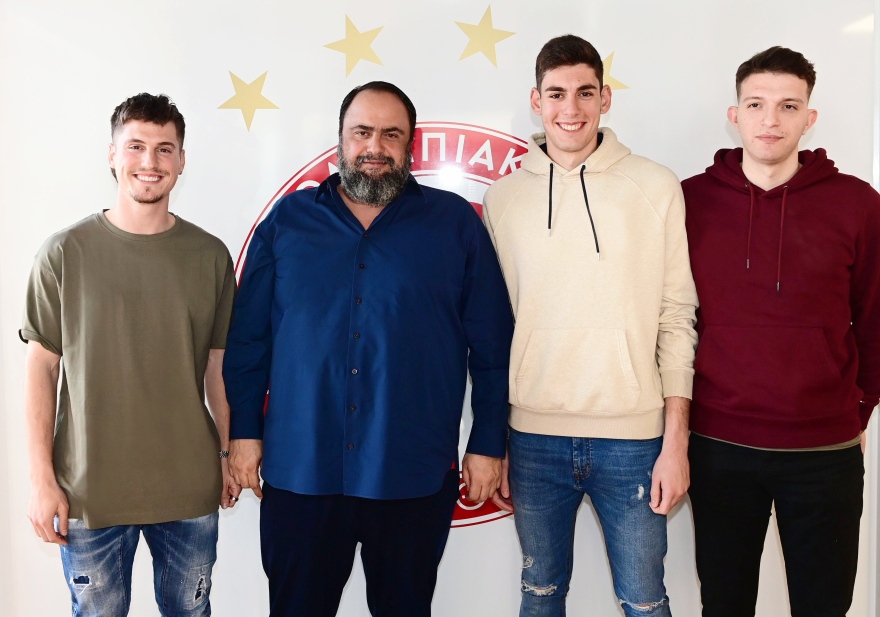 Παρουσία Μαρινάκη έκοψε την πίτα του ο Ολυμπιακός - «Στο χέρι μας το νταμπλ» δήλωσε ο πρόεδρος της ΠΑΕ - Δείτε βίντεο 