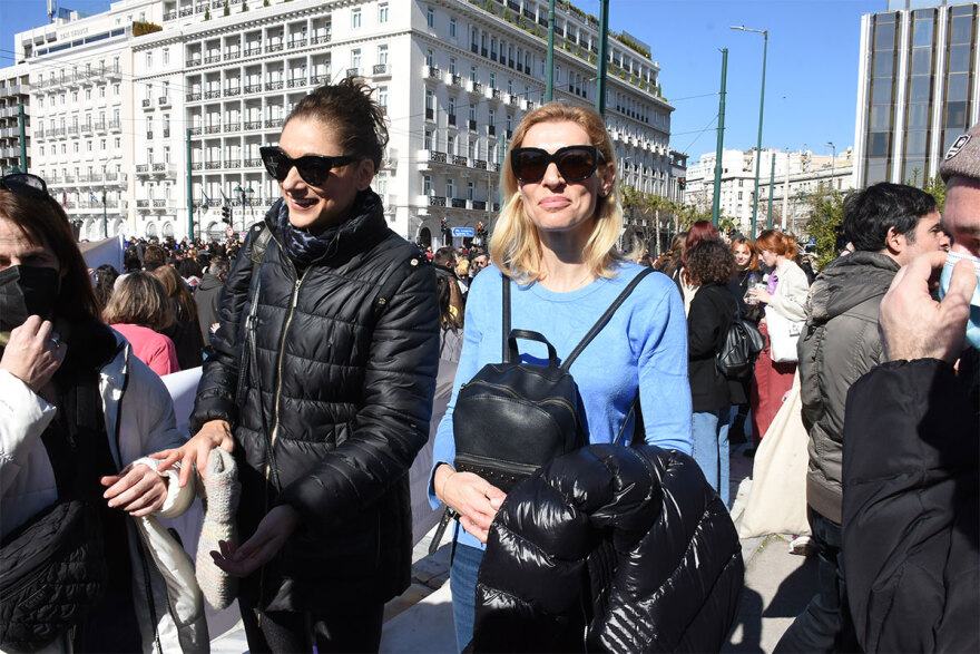 Συγκέντρωση διαμαρτυρίας καλλιτεχνών μπροστά στη Βουλή - Δείτε φωτογραφίες