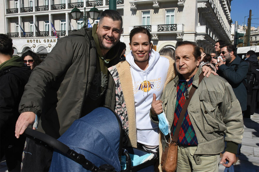 Συγκέντρωση διαμαρτυρίας καλλιτεχνών μπροστά στη Βουλή - Δείτε φωτογραφίες