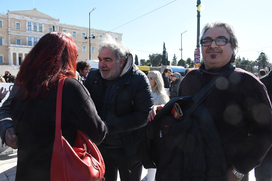 Συγκέντρωση διαμαρτυρίας καλλιτεχνών μπροστά στη Βουλή - Δείτε φωτογραφίες
