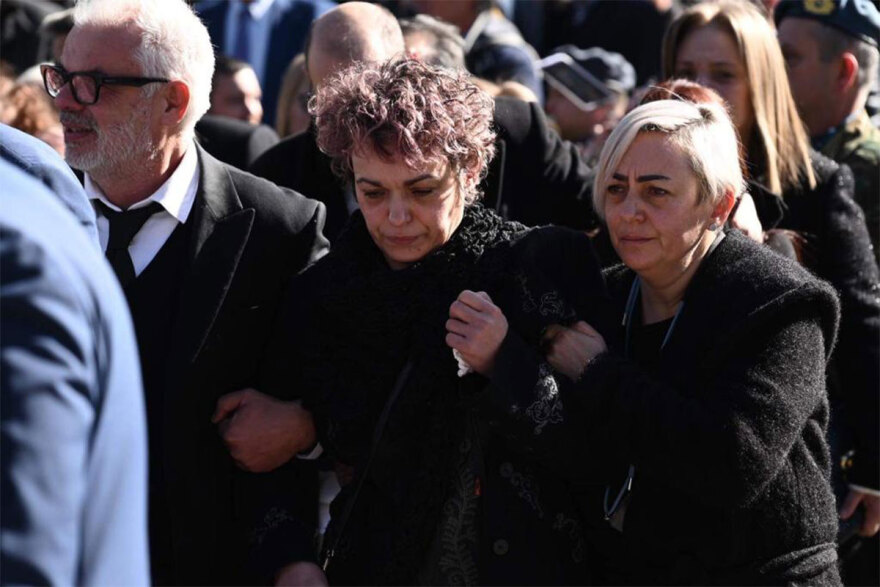 Πτώση Phantom F-4: Ο σπαραγμός των γονιών του υποσμηναγού Τουρούτσικα στην ταφή του - Δείτε φωτογραφίες