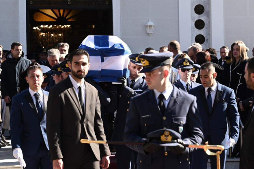Πτώση Phantom F-4: Ο σπαραγμός των γονιών του υποσμηναγού Τουρούτσικα στην ταφή του - Δείτε φωτογραφίες