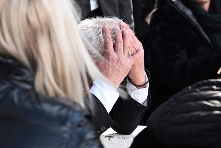 Πτώση Phantom F-4: Ο σπαραγμός των γονιών του υποσμηναγού Τουρούτσικα στην ταφή του - Δείτε φωτογραφίες