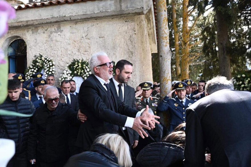 Πτώση Phantom F-4: Ο σπαραγμός των γονιών του υποσμηναγού Τουρούτσικα στην ταφή του - Δείτε φωτογραφίες