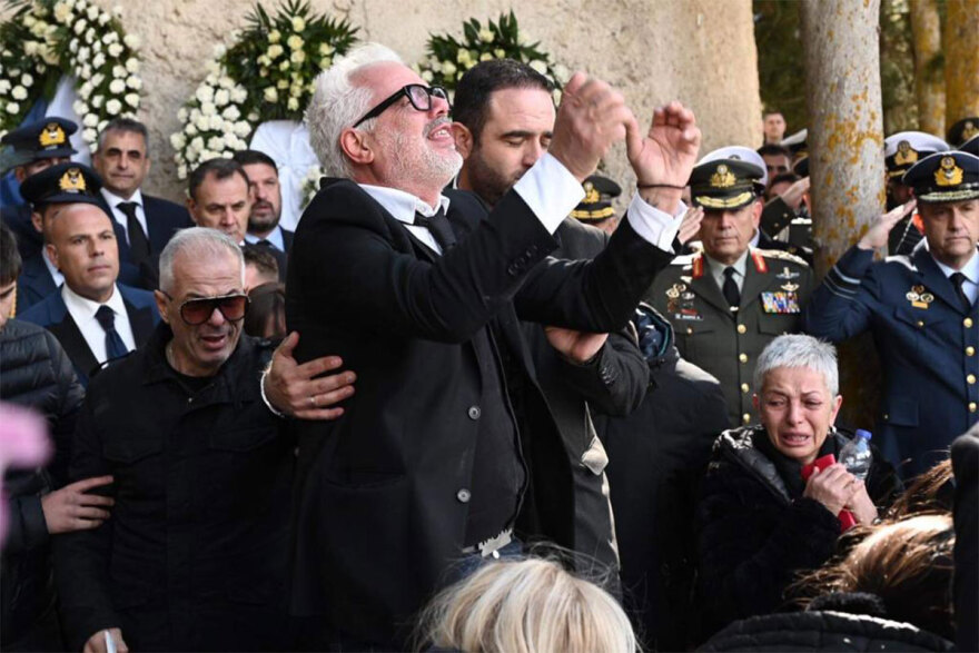 Πτώση Phantom F-4: Ο σπαραγμός των γονιών του υποσμηναγού Τουρούτσικα στην ταφή του - Δείτε φωτογραφίες