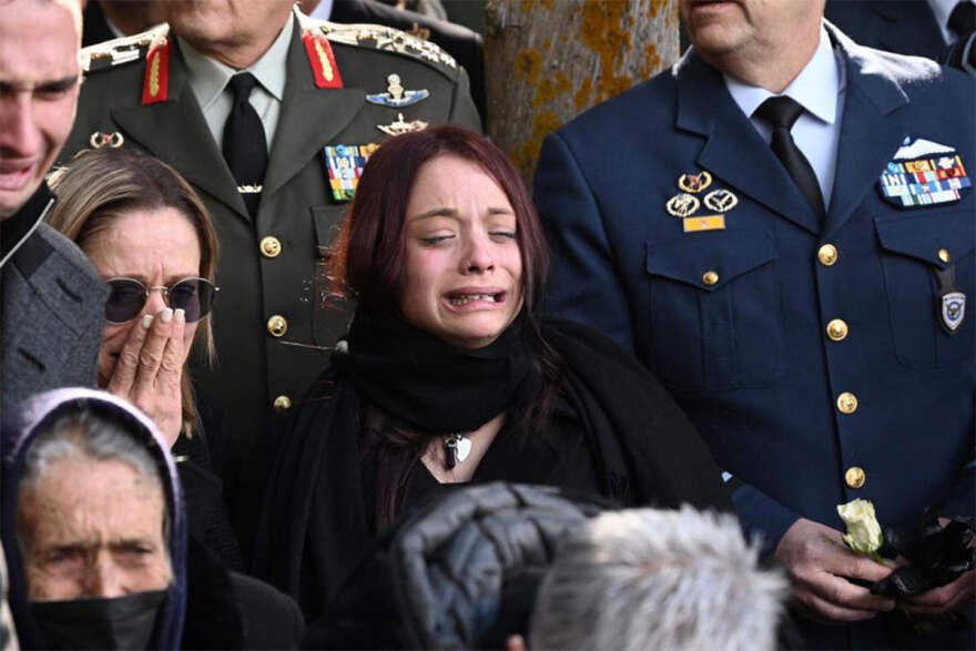 Πτώση Phantom F-4: Ο σπαραγμός των γονιών του υποσμηναγού Τουρούτσικα στην ταφή του - Δείτε φωτογραφίες