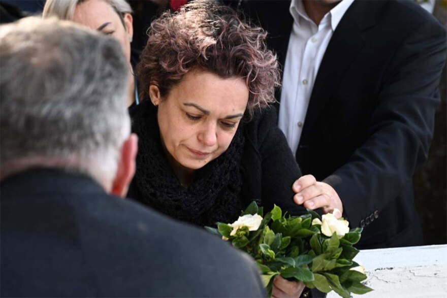 Πτώση Phantom F-4: Ο σπαραγμός των γονιών του υποσμηναγού Τουρούτσικα στην ταφή του - Δείτε φωτογραφίες