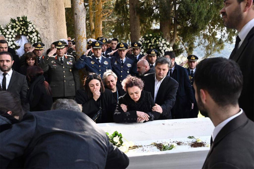 Πτώση Phantom F-4: Ο σπαραγμός των γονιών του υποσμηναγού Τουρούτσικα στην ταφή του - Δείτε φωτογραφίες