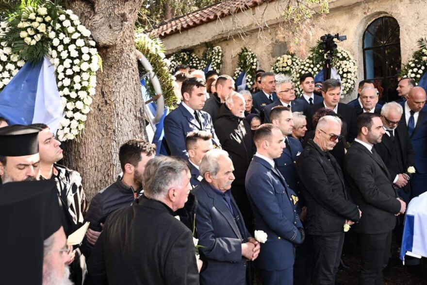 Πτώση Phantom F-4: Ο σπαραγμός των γονιών του υποσμηναγού Τουρούτσικα στην ταφή του - Δείτε φωτογραφίες