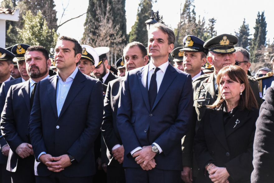 Δάκρυα από Σακελλαροπούλου, Μητσοτάκη, Παναγιωτόπουλο, Χαρδαλιά και Τσίπρα στην κηδεία του Τουρούτσικα - Βίντεο