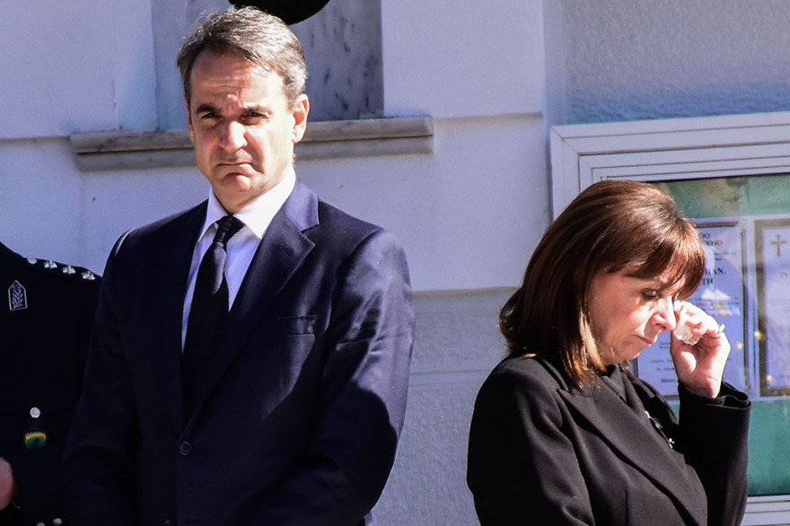 Δάκρυα από Σακελλαροπούλου, Μητσοτάκη, Παναγιωτόπουλο, Χαρδαλιά και Τσίπρα στην κηδεία του Τουρούτσικα - Βίντεο