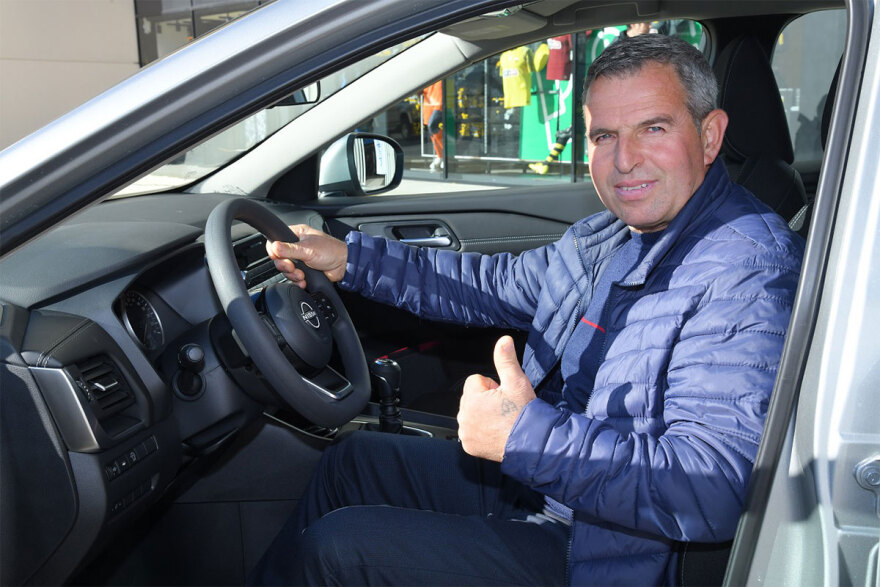 Ο μεγάλος νικητής του MundoBall παρέλαβε το νέο του αυτοκίνητο από τον ΟΠΑΠ