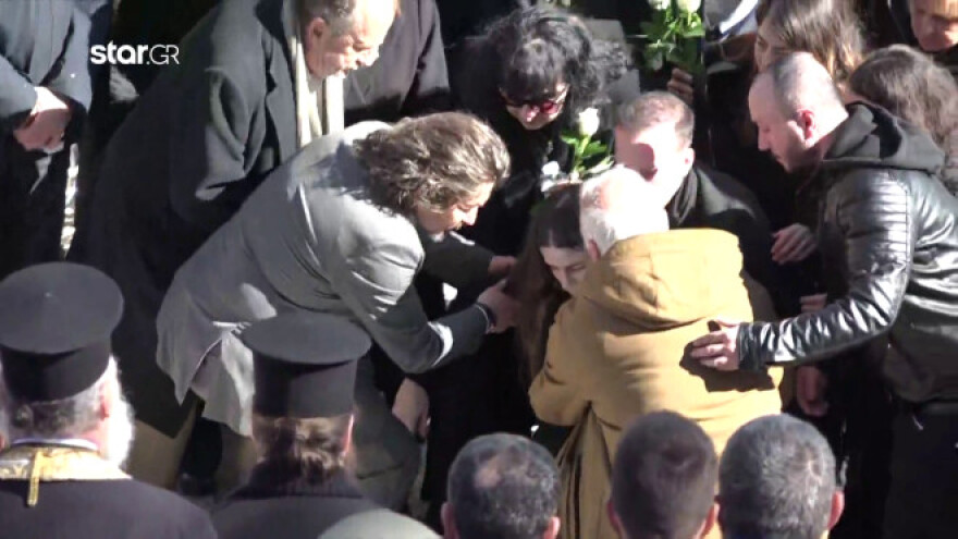 Ευστάθιος Τσιτλακίδης: Η στιγμή που η αρραβωνιαστικιά του καταρρέει πάνω από τον τάφο του σμηναγού