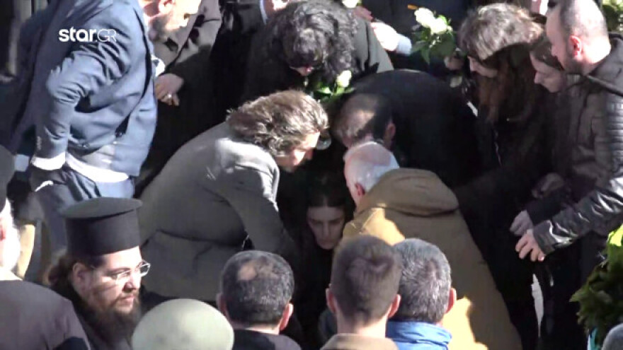 Ευστάθιος Τσιτλακίδης: Η στιγμή που η αρραβωνιαστικιά του καταρρέει πάνω από τον τάφο του σμηναγού