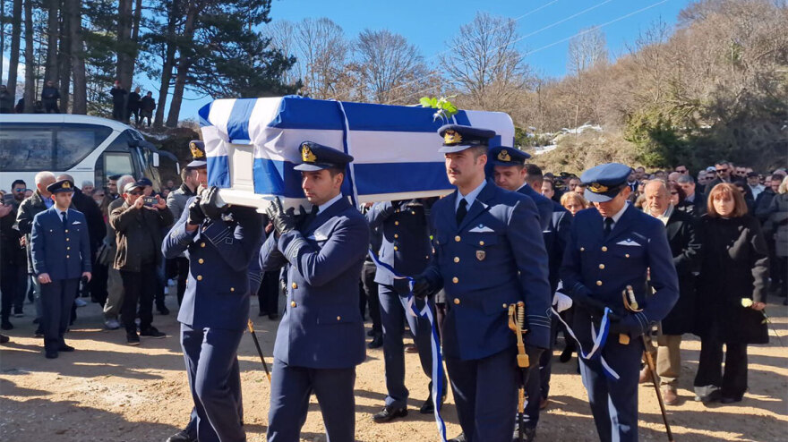 Ευστάθιος Τσιτλακίδης: Η στιγμή που η αρραβωνιαστικιά του καταρρέει πάνω από τον τάφο του σμηναγού