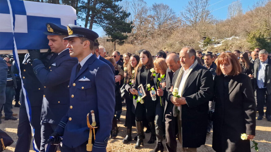 Ευστάθιος Τσιτλακίδης: Η στιγμή που η αρραβωνιαστικιά του καταρρέει πάνω από τον τάφο του σμηναγού