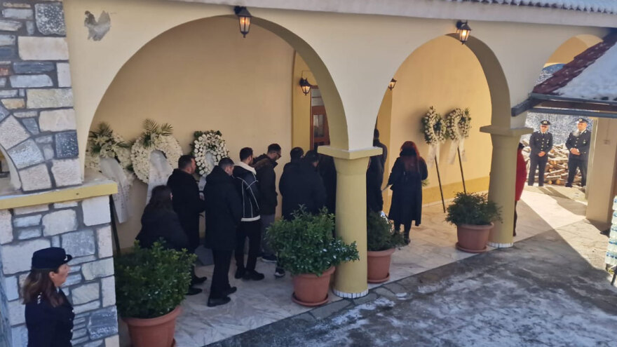 Ευστάθιος Τσιτλακίδης: Η στιγμή που η αρραβωνιαστικιά του καταρρέει πάνω από τον τάφο του σμηναγού