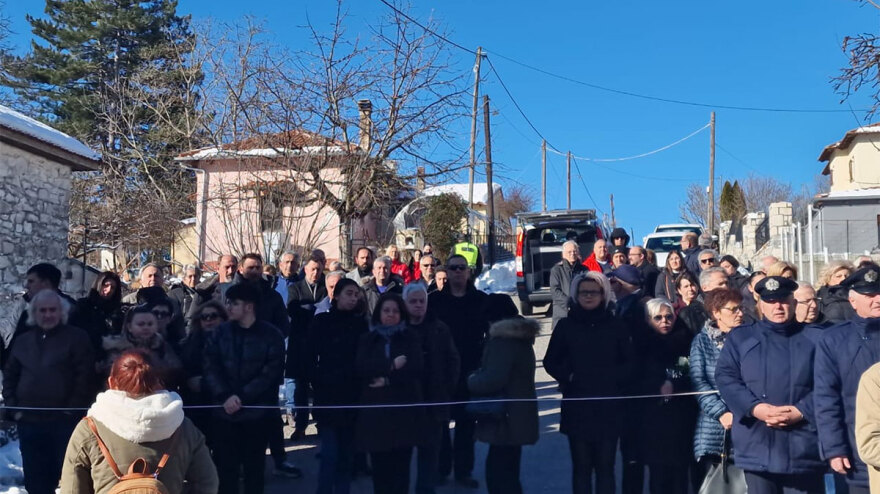 Ευστάθιος Τσιτλακίδης: Η στιγμή που η αρραβωνιαστικιά του καταρρέει πάνω από τον τάφο του σμηναγού