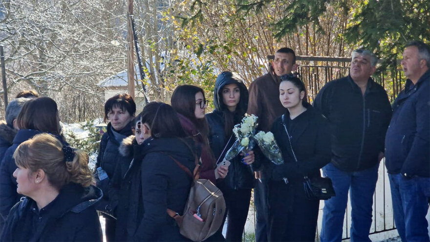 Ευστάθιος Τσιτλακίδης: Η στιγμή που η αρραβωνιαστικιά του καταρρέει πάνω από τον τάφο του σμηναγού