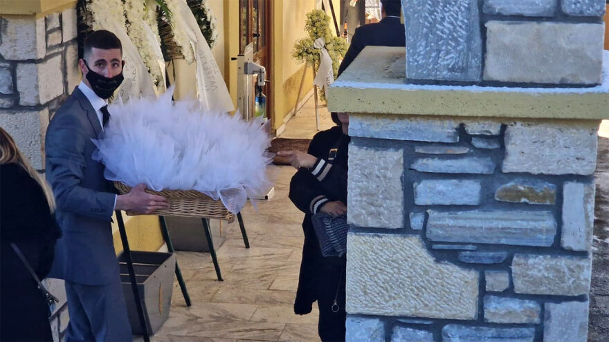 Ευστάθιος Τσιτλακίδης: Η στιγμή που η αρραβωνιαστικιά του καταρρέει πάνω από τον τάφο του σμηναγού