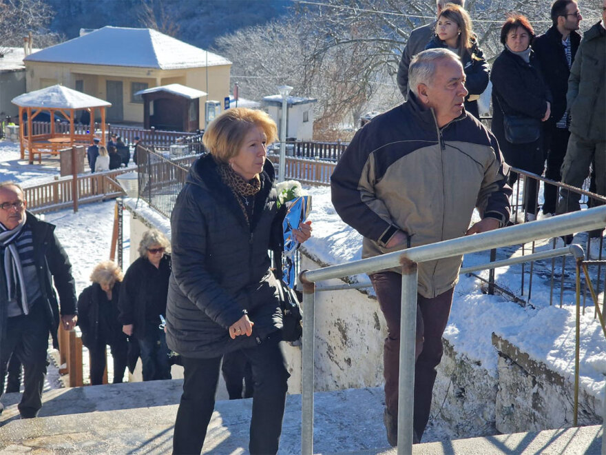 Ευστάθιος Τσιτλακίδης: Η στιγμή που η αρραβωνιαστικιά του καταρρέει πάνω από τον τάφο του σμηναγού