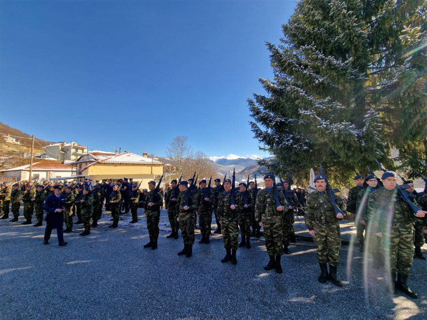 Ευστάθιος Τσιτλακίδης: Η στιγμή που η αρραβωνιαστικιά του καταρρέει πάνω από τον τάφο του σμηναγού