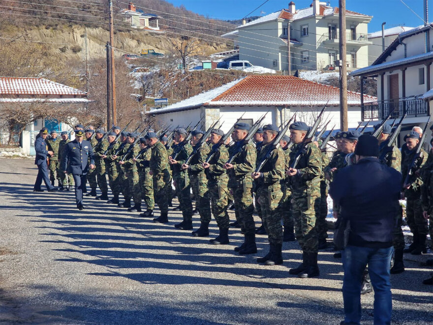 Ευστάθιος Τσιτλακίδης: Η στιγμή που η αρραβωνιαστικιά του καταρρέει πάνω από τον τάφο του σμηναγού