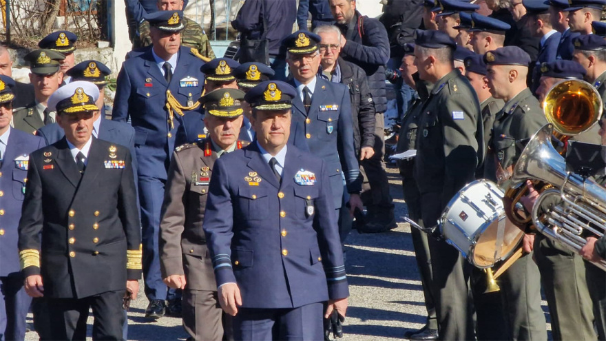 Ευστάθιος Τσιτλακίδης: Η στιγμή που η αρραβωνιαστικιά του καταρρέει πάνω από τον τάφο του σμηναγού