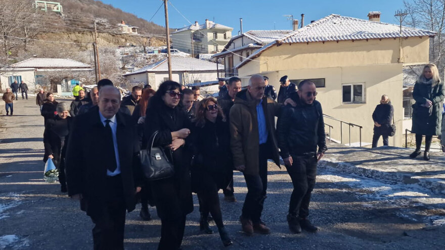 Ευστάθιος Τσιτλακίδης: Η στιγμή που η αρραβωνιαστικιά του καταρρέει πάνω από τον τάφο του σμηναγού