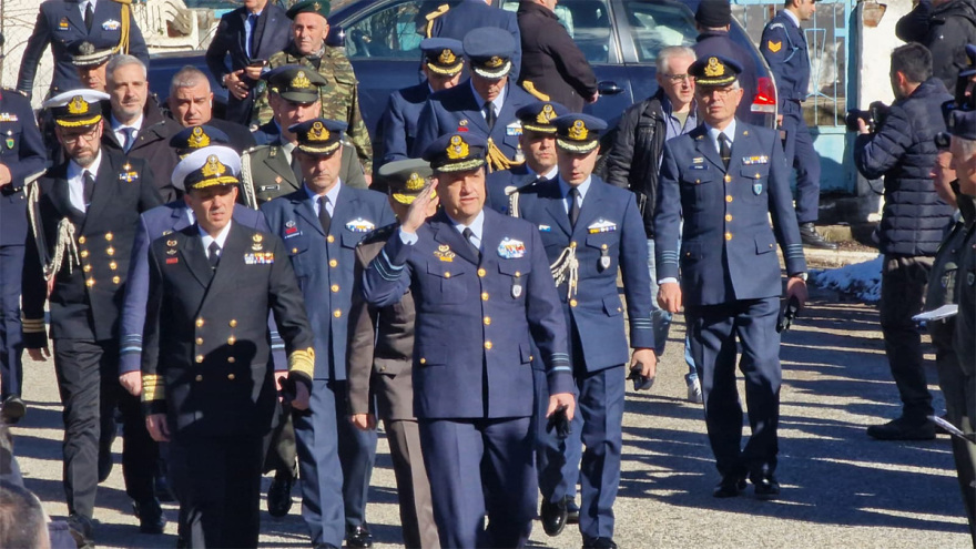 Ευστάθιος Τσιτλακίδης: Η στιγμή που η αρραβωνιαστικιά του καταρρέει πάνω από τον τάφο του σμηναγού