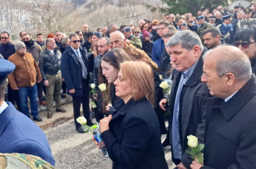 Ευστάθιος Τσιτλακίδης: Η στιγμή που η αρραβωνιαστικιά του καταρρέει πάνω από τον τάφο του σμηναγού