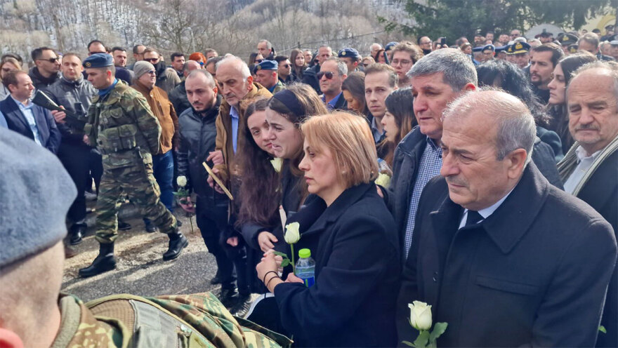 Ευστάθιος Τσιτλακίδης: Η στιγμή που η αρραβωνιαστικιά του καταρρέει πάνω από τον τάφο του σμηναγού