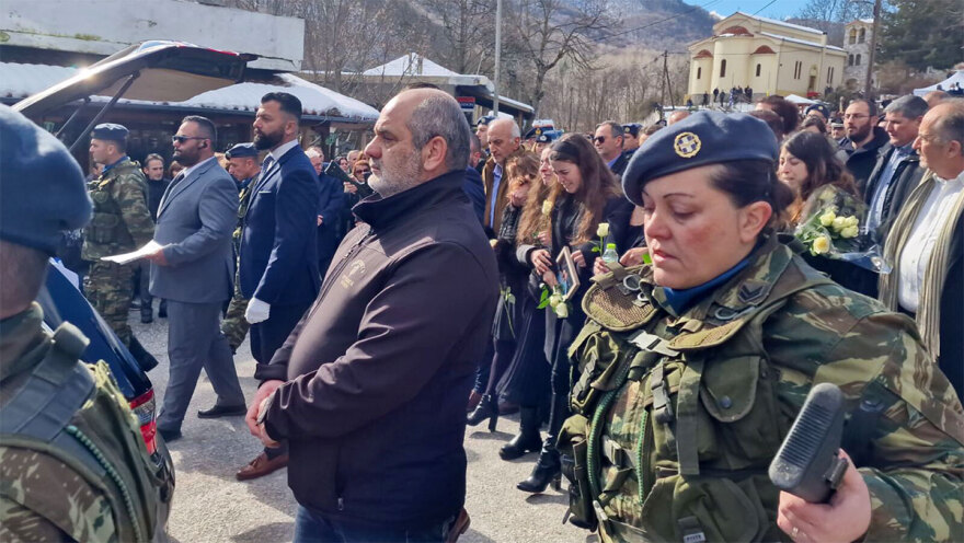 Ευστάθιος Τσιτλακίδης: Η στιγμή που η αρραβωνιαστικιά του καταρρέει πάνω από τον τάφο του σμηναγού