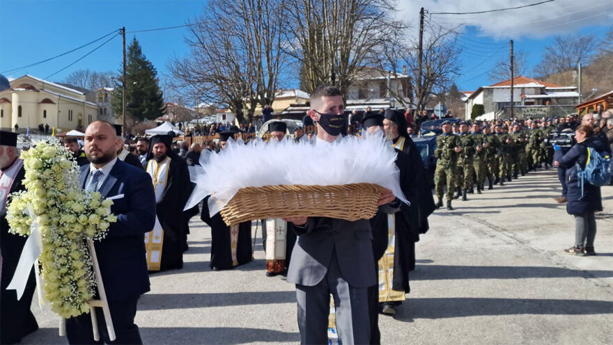 Ευστάθιος Τσιτλακίδης: Η στιγμή που η αρραβωνιαστικιά του καταρρέει πάνω από τον τάφο του σμηναγού
