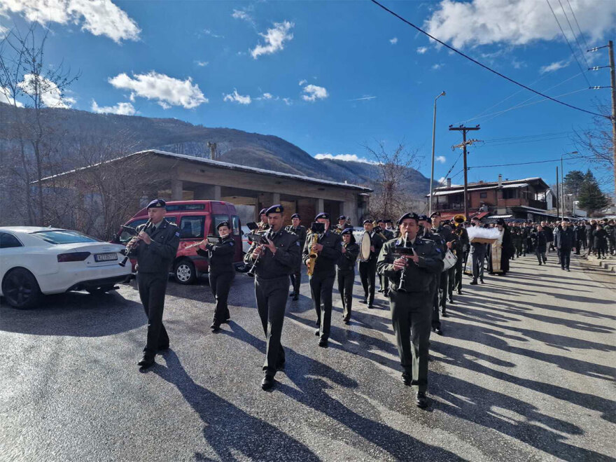 Ευστάθιος Τσιτλακίδης: Η στιγμή που η αρραβωνιαστικιά του καταρρέει πάνω από τον τάφο του σμηναγού